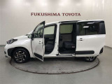 【まるごとクリーニング】シートを取り外し、車内を徹底洗浄。隅々まで丁寧に仕上げています。