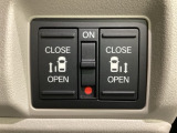 リアドアは乗り降りに便利な両側電動スライドドアです。また運転席に座っていながらスイッチ操作で自在にスライドドアを開け閉めできます。