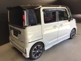 斜めから見てもシャープでスポーティなデザイン!