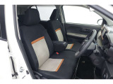 フロントシートはゆったりとしていて開放感があるベンチシートです。車内の移動も楽々です!狭い場所や駐車場で片側をギリギリに停めた際には便利ですよ!