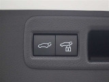 ハンズフリーパワーバックド(挟み込み防止機能・停止位置メモリー機能付)が装備されています。スマートキーを携帯していれば、リヤバンパーの下に足を出し入れするだけでバックドアが自動開閉します。