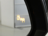 ブラインドスポットモニター装備。隣車線を走る車両を検知。ドアミラーでは確認しにくい後方、側方エリアに存在する車両や急接近してくる車両も検知しドアミラーに搭載されたLEDインジケーターが点灯します。