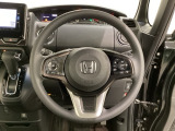 ハンドルにHondaセンシング系のクルーズコントロールやレーンキープアシストなどのスイッチと、オーディオの操作スイッチが装備されています。ハンドルから手を離さず安全に操作できます。