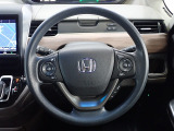 ハンドル左側にはオーディオ操作が出来るオーディオリモートコントロールスイッチ、右側にはHonda SENSINGとオートクルーズコントロールのスイッチを装備!