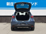 大きく開くリアゲートで荷物の出し入れも容易にできます。