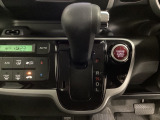CVT車のセレクトレバーです。低速から高速まで、変速ショックのないスムーズな走りを実現するとともに、エンジン効率のよい領域を維持することで燃費にも貢献します。