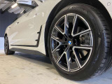 BMW純正アルミホイールです。納車時にはアルミホイールコーティングも承っております!是非ご検討下さいませ。