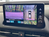 【マルチビューカメラシステム】専用のカメラにより、上から見下ろしたような視点で360度クルマの周囲を確認することができます☆死角部分も確認しやすく、狭い場所での切り返しや駐車もスムーズに行えます。