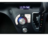 ★エアコンはオートタイプが装着済みです!オートモードにしておけば、車内温度を設定するだけで風の料や吹き出し口の切り替えを機械が行ってくれます!一年中快適な環境を作れますよ♪