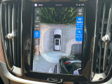 【360&deg;ビューカメラ】4台の高解像度カメラで360度の鳥瞰図を表示。隣の車や壁、死角にある障害物などを画面で確認できるため、狭いスペースでの駐車・出入りも安心です。