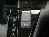 オートブレーキホールド。信号待ちなどの停車時に、ブレーキペダルを踏み続けていなくても自動的にブレーキ力がキープされる機能です。アクセルペダルを踏めば、ブレーキが解除され発進が可能です。