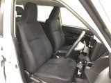 腰から背中をしっかり支える構造で、長時間の運転でも身体への負担が小さいフロントシート!乗り降りも頻繁に行われることを考慮し、着座ポイントも高めに設定。毎日の運転も快適です!