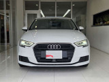 先代からデザインが変らないシングルフレームグリルです。全車同じデザインで統一感があり、Audiのアイコンの一つです。