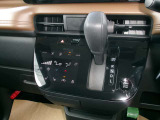 操作しやすいシフトレバーとタッチ式エアコンパネルで運転も楽々です。