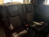 メルセデスのシートは少し硬めになっております。長時間の運転の際、適度な反発があることでお尻や腰の負担を減らす効果が御座います。