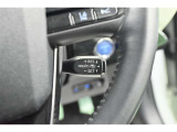 アクセルから足を離しても設定速度で走り続けてくれます。高速道路での長距離移動が楽になりますよ♪