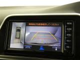 【全周囲モニター】車を上空から見下ろしたような映像をカーナビ画面に映し出し、車庫入れや縦列駐車をサポートしてくれます。