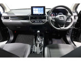 ドライバーを包み込むように、ディスプレーやスイッチ、コンソールを配置。座った瞬間から運転への期待が!空間そのものの心地よさにこだわっています。