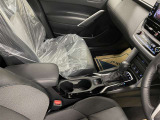 運転席と助手席の間のセンターコンソールにカップホルダー2つあります(^^♪