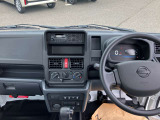 運転席まわりです。
