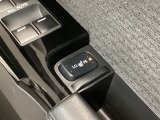 パワーウインドウは運転席でドア4枚とも上下の操作ができるようになっています。シートヒータースイッチはHiとLoの2段階で温度設定ができます。