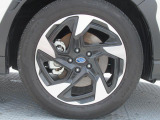 純正18インチアルミホイール。 タイヤサイズは225/55R18