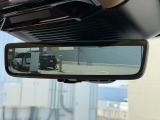 【クリアサイトインテリアリアビューミラー】は車体に装備したカメラによって、後方の映像がミラーに映し出されます。ミラーユニット下部のスイッチで簡単にモード切替も可能です。