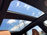 【パノラマルーフ】大型のガラスルーフ搭載で車内の解放感が一気にアップ!開放的なドライブをお楽しみいただけます。