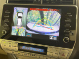 【マルチテレインモニター】車のフロントやサイドのカメラ画像を同時にモニター表示することで、悪路や狭い道を走行時でも周囲の状況確認ができ安心!本格SUVにうれしい装備です♪