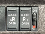 【両側パワースライドドア】スマートキーや運転席のスイッチで後席両側スライドドアの開閉が可能♪電動だから力を入れてドアを開ける必要が無く、小さなお子様でも簡単に開け閉めでき快適です♪