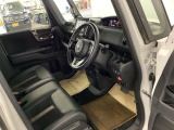 【ベンチシート】運転席と助手席の移動もスムーズ!狭い駐車場での乗り降りや、お子様の乗り降りにも便利です。座席の間にコンソールボックスやドリンクホルダーがないため、車内空間が広く感じます。