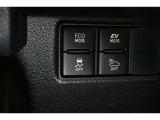 3つの走行モードがあります。『EVモード』はモーターのみで走行しガソリンを消費しないハイブリッド車ならではの環境にも優しい走行です。