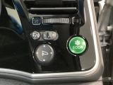 ハンドルの右側に電動格納付きパワーミラーの操作スイッチがついています。左右のサイドミラーの角度調節も微調整ができて便利です。燃費に役立つECONボタンもここです。