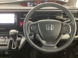 【ハンドル】運転にかかわる様々な操作を安全に行えるように視点移動が少なく操作性に配慮されたスイッチ類が凝縮されたコックピットです。