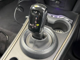 ●MTモード付きAT:通常は自動でおこなわれる変速(ギアチェンジ)をドライバーの操作によって意図的に変えられるシステムです。より一層普段のドライブをお楽しみいただけます!