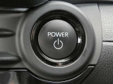 【プッシュスタート】スマートキーを携帯して、ブレーキを踏みながらスタートスイッチを押すだけでエンジンがかけられます。