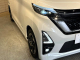 【LEDヘッドライト】悪天候や夜間走行時も良好な視界を確保し安心して運転できる高輝度LEDヘッドライトを装備!点灯速度が早く、消費電力も抑えられています。