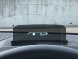 HUD: ヘッドアップディスプレイはドライバーが前方に集中できるよう、ナビや車速情報をフロントガラスに投影するシステムです。