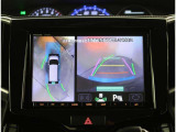 【パノラマモニター】に搭載した4つのカメラにより、車を真上から見ているような映像を表示。運転席から確認しにくい車両周囲の状況を把握できます。