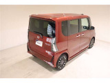 後部座席とリヤはプライバシーガラスになっています。座っている人や置いてある荷物が見えにくくなっているのでプライバシーの確保が出来ます。