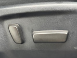 【運転席パワーシート】スイッチ一つで簡単にシートの微調整が可能!電動だから力もいりません!快適なシートポジションにセットして、快適なドライブをお楽しみください。