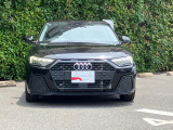 Audiデザインの特徴であるシングルフレームグリルが存在感を主張します。