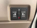 【両側パワースライドドア】両側がパワースライドドアになっており、運転席のスイッチやスマートキーのボタンからでも開閉が可能です!狭い駐車場等でのお子様の乗り降りに便利です!