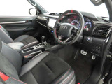 シンプルで使いやすいデザインの運転席です。