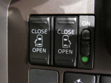 電動スライドドアのスイッチで車内からもスライドドアの開閉ができます。イージークローザー機能で半ドアになることも防止してくれます。