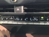 運転席、助手席別々に温度設定ができるデュアルエアコン装備です。男性が暑いと感じても、女性は寒いと感じる、そんな時の車内温度を別々に調節できるので、ストレスなくドライブをお楽しみいただけます。