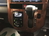 オートエアコンです。車内を快適な状態に自動調整してくれます。また、駐車時などイグニッションOFF状態の時に外気モードになるので、車内のこもり臭を防いでくれます。