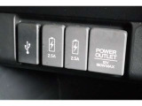 USBオーディオ用ソケットがついていますので携帯電話などを接続すれば音楽等の再生が可能です!充電用ソケットもございます!