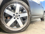 ●純正18インチアルミホイール:輸入車ならではの卓越した走りを支えるホイールと足回りです!日本車の走りに慣れている方にもぜひ体感して頂きたいほど、高いレベルでまとまっています!