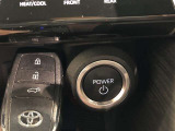 エンジンスタートスイッチです。キーが車内にあれば、エンジンの始動や停止はスイッチを押すだけ!キーを取り出す手間を省き、ワンプッシュで操作できるので簡単でスムーズです。